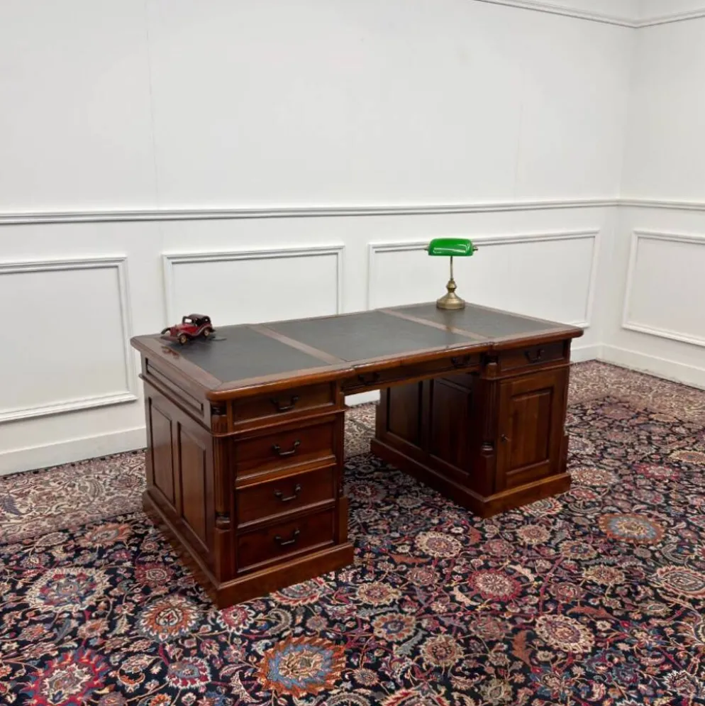 Bureau classique partenaire en cuir noir