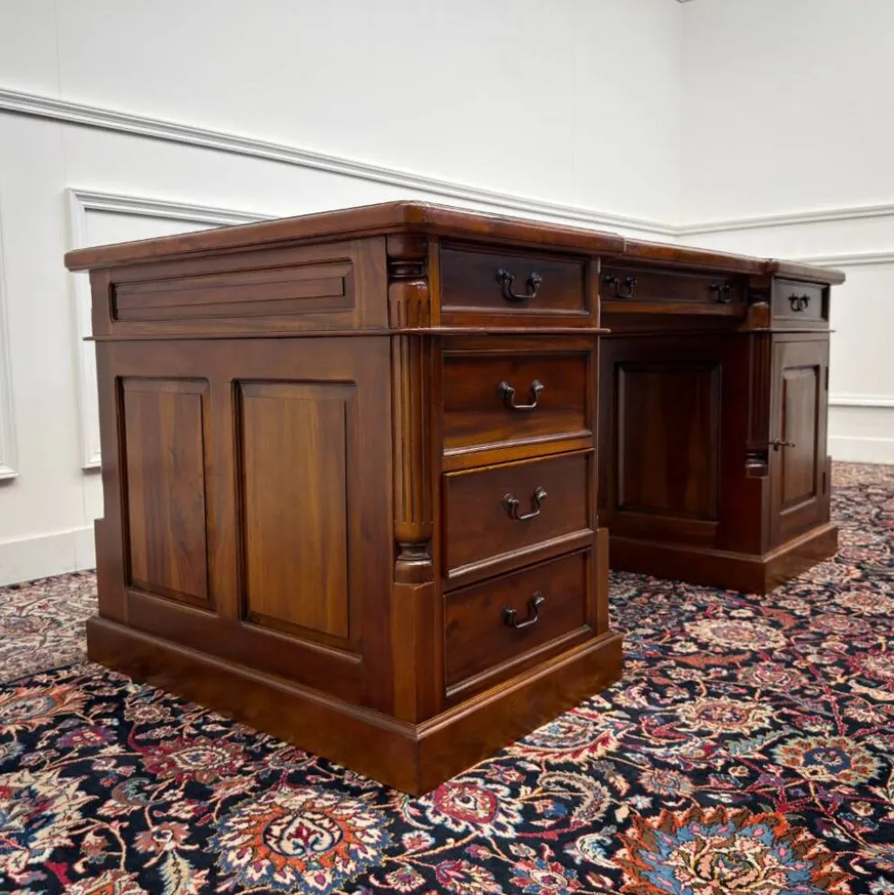 Bureau classique partenaire en cuir noir
