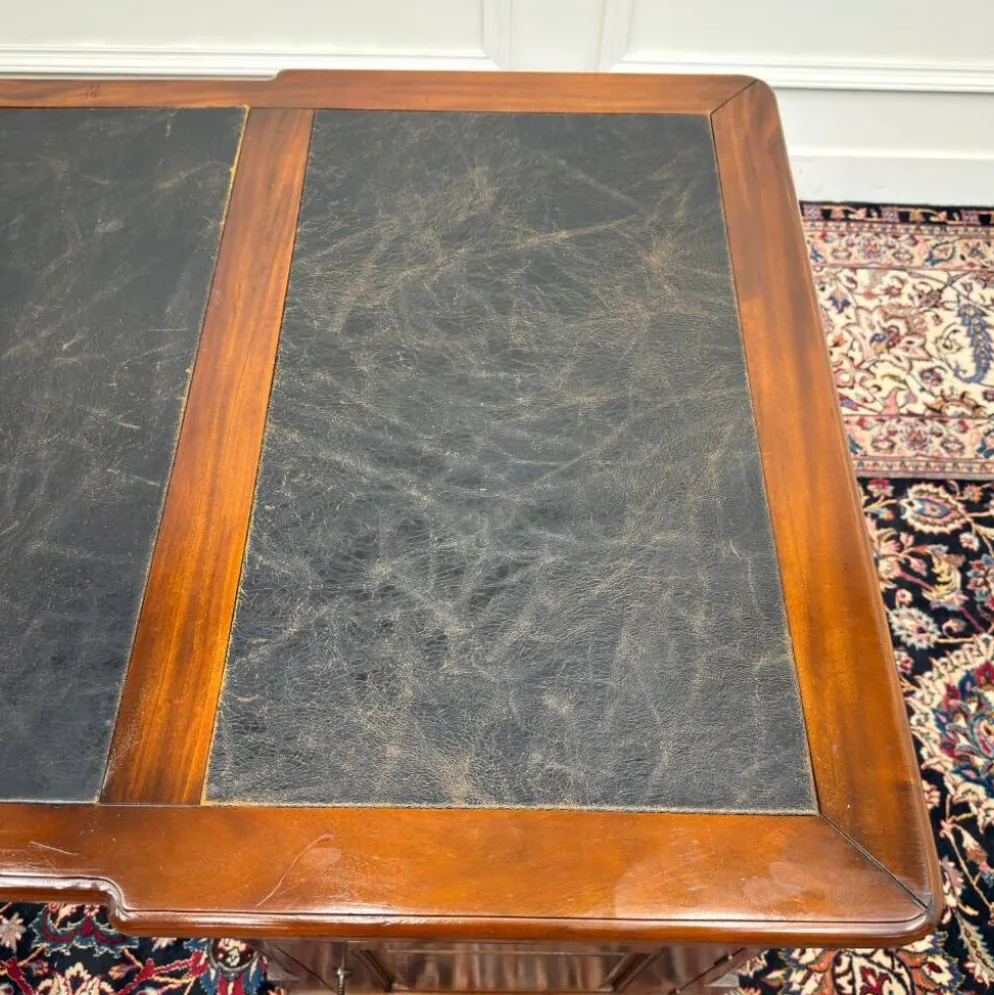 Bureau classique partenaire en cuir noir