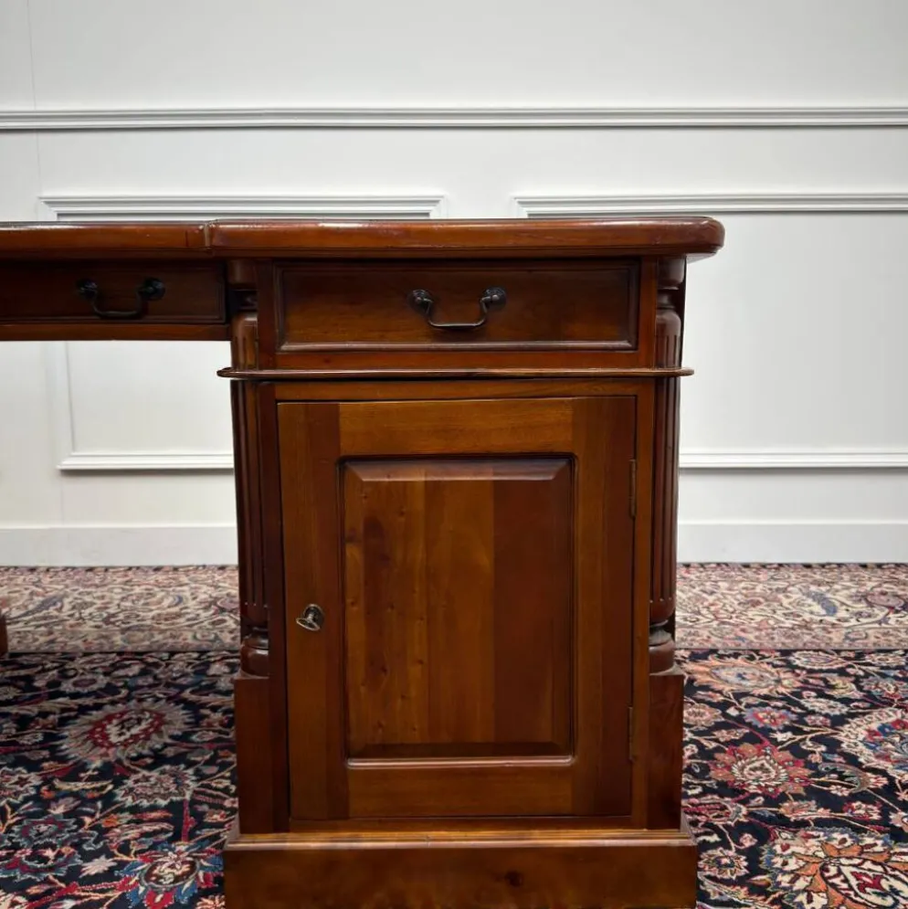 Bureau classique partenaire en cuir noir