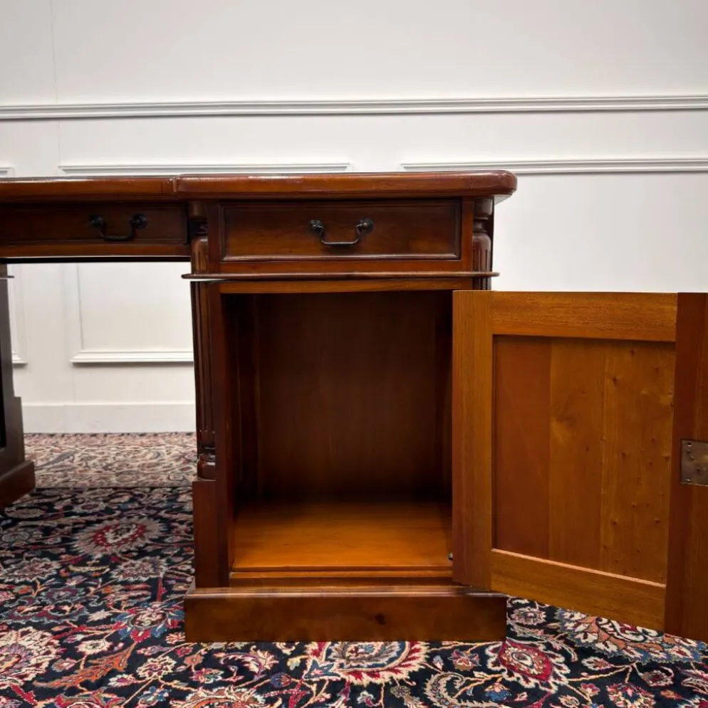 Bureau classique partenaire en cuir noir