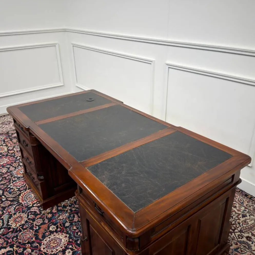 Bureau classique partenaire en cuir noir