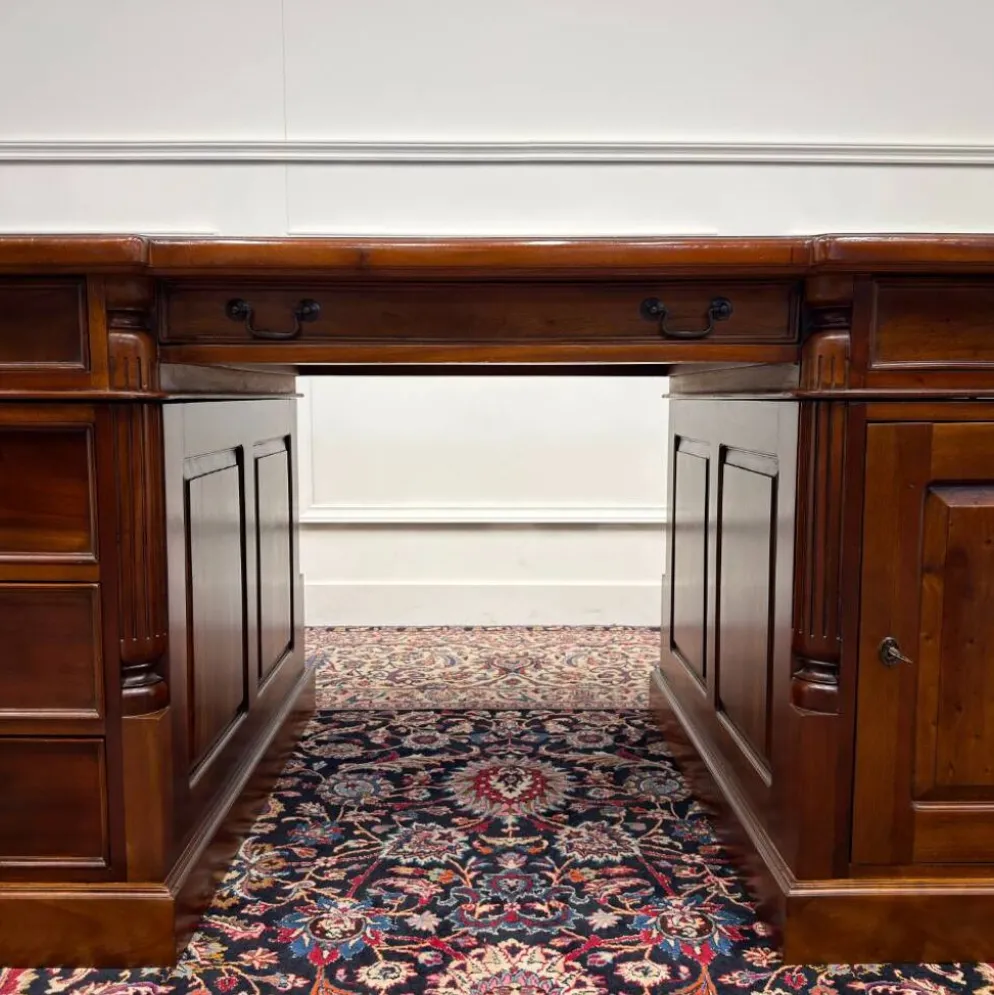 Bureau classique partenaire en cuir noir