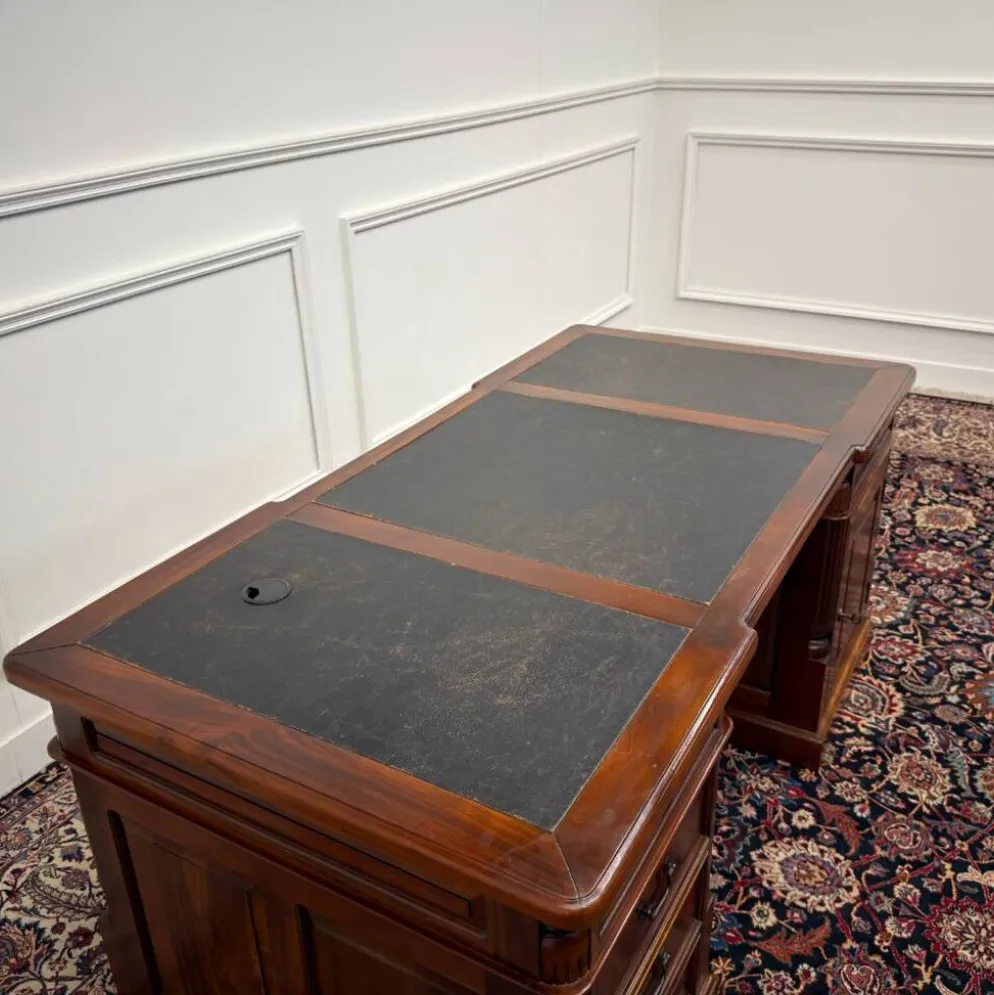 Bureau classique partenaire en cuir noir