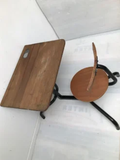 Bureau écolier avec son encrier signé