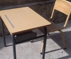 Bureau écolier vintage années 70 avec chaise et casier à cartable Métalbois