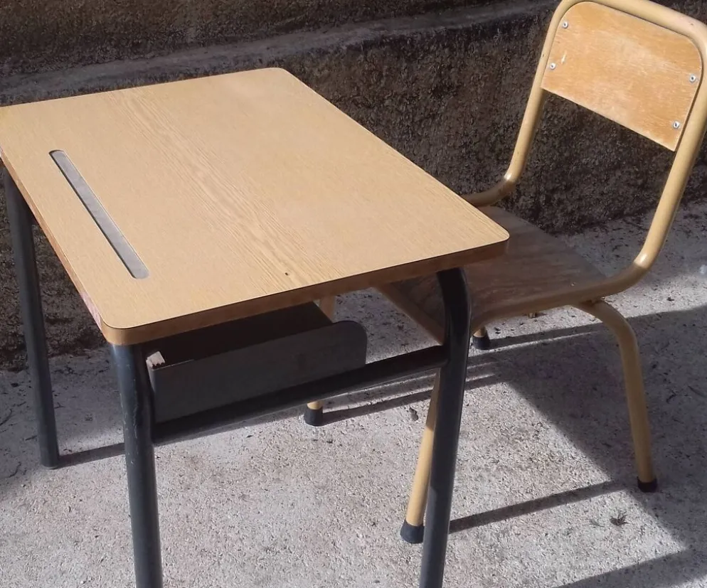 Bureau écolier vintage années 70 avec chaise et casier à cartable Métalbois