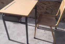 Bureau écolier vintage années 70 avec chaise et casier à cartable Métalbois