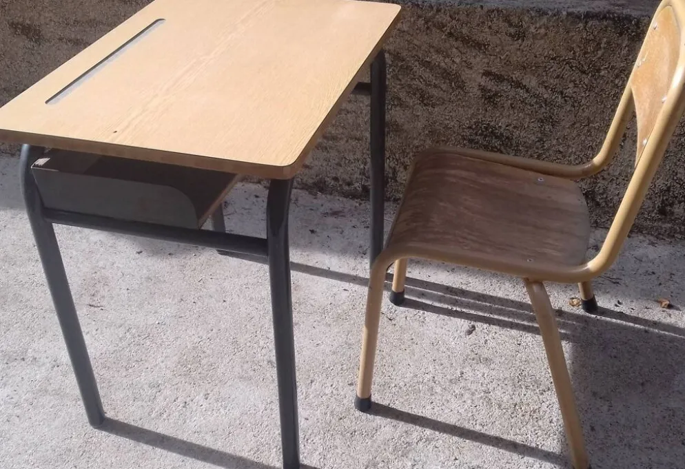 Bureau écolier vintage années 70 avec chaise et casier à cartable Métalbois