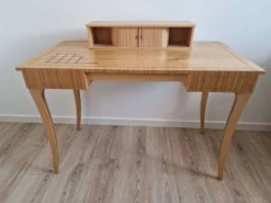Bureau comtemporain avec son gradin