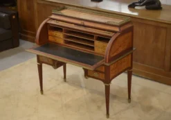 Bureau à cylindre de style Louis XVI en marqueterie époque Napoléon III