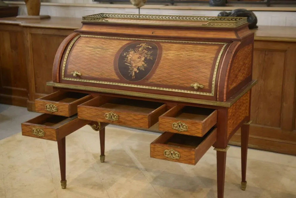 Bureau à cylindre de style Louis XVI en marqueterie époque Napoléon III