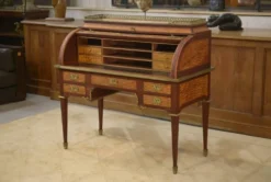 Bureau à cylindre de style Louis XVI en marqueterie époque Napoléon III