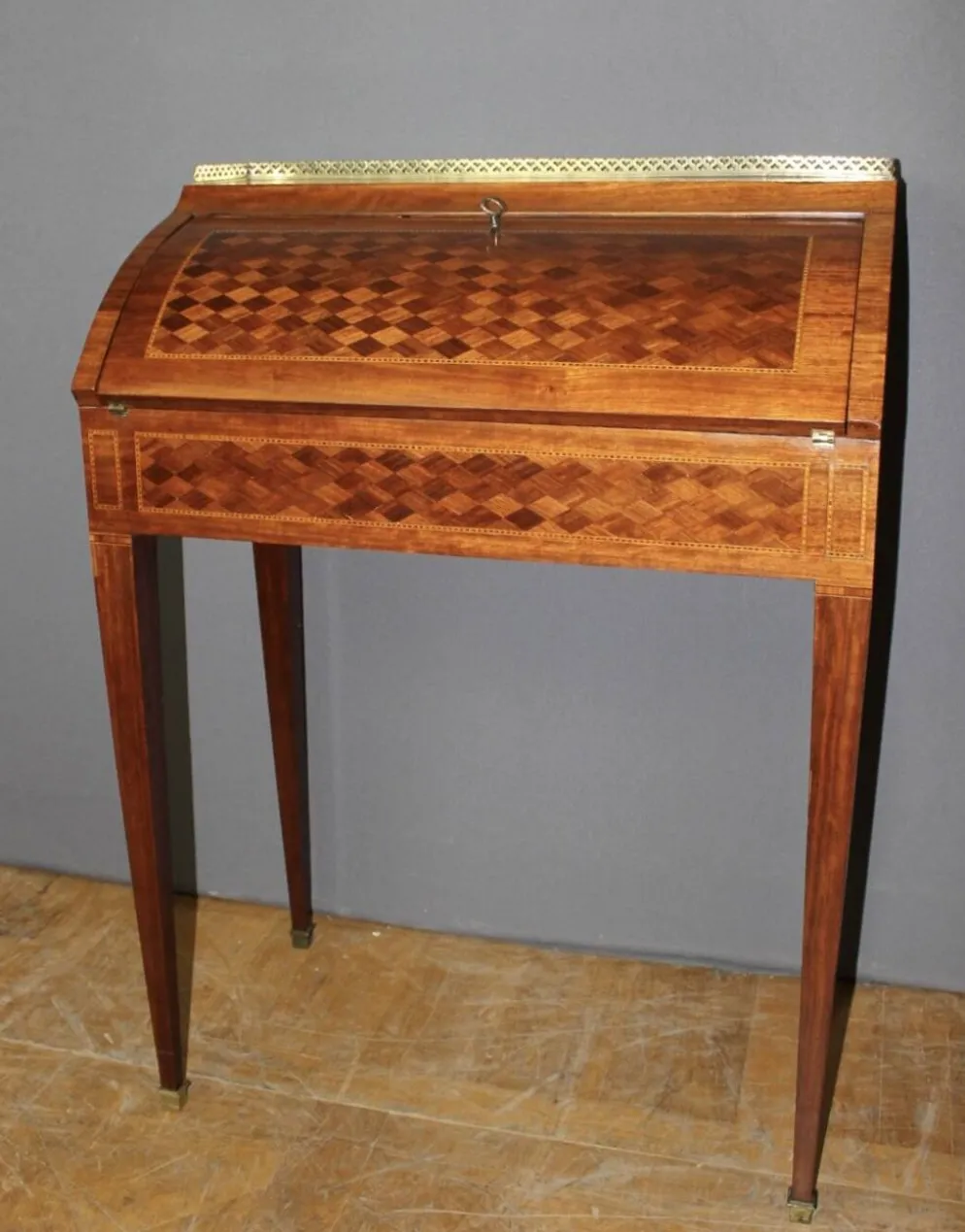 Bureau à cylindre en marqueterie de style Louis XVI