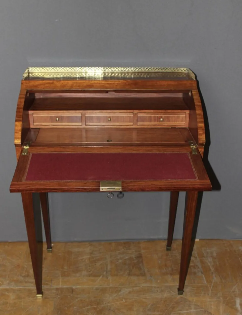 Bureau à cylindre en marqueterie de style Louis XVI