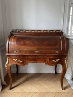 Bureau à cylindre Louis XV marqueterie bronze
