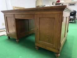 Bureau d'administration en chêne