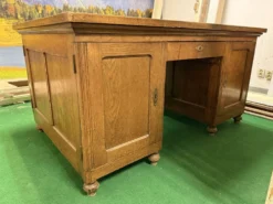 Bureau d'administration en chêne