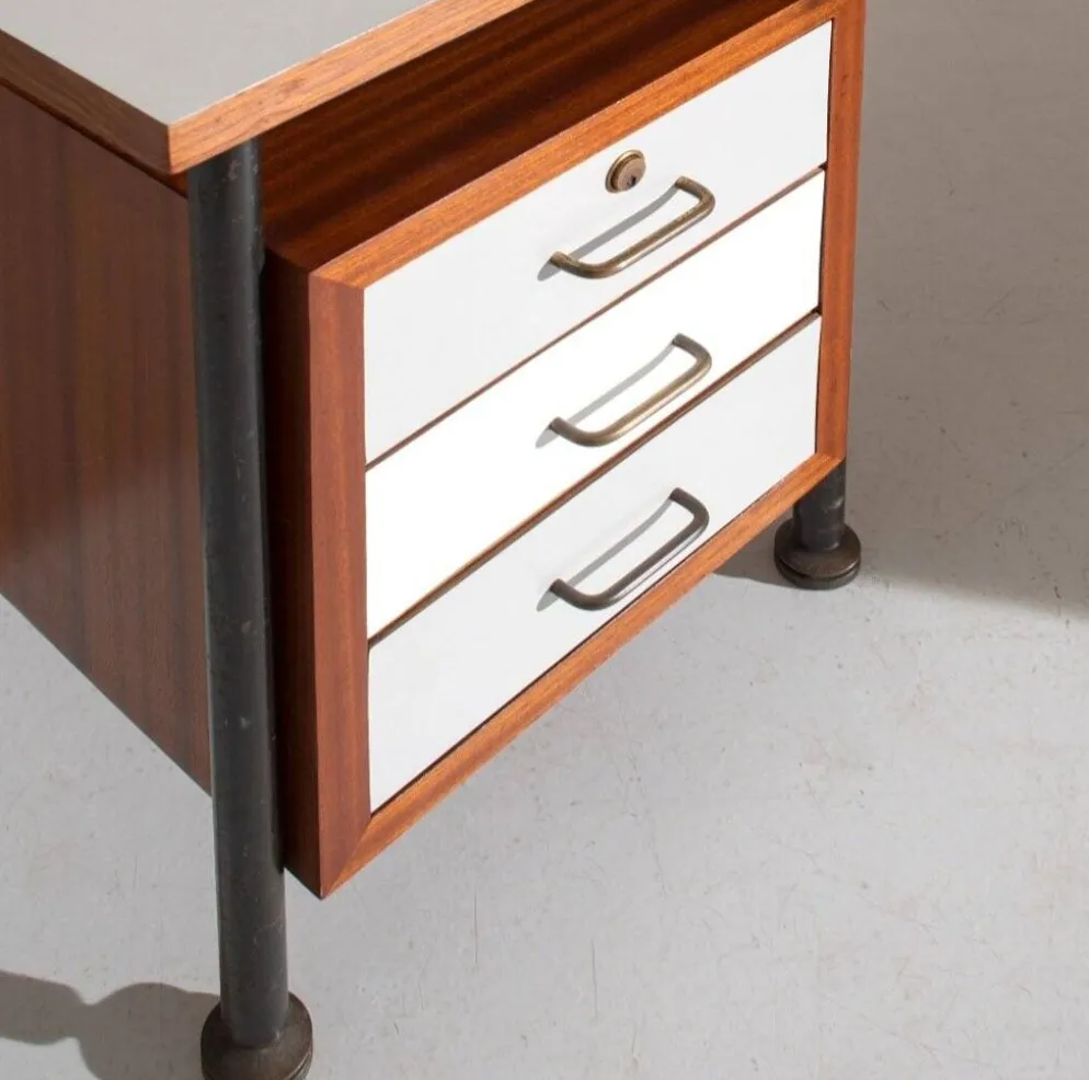 Bureau d'angle en métal peint, bois, formica et laiton par Sergio Coradeschi, années 1950.
