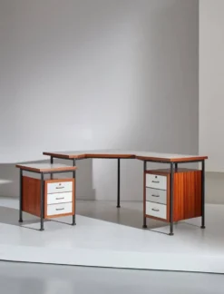 Bureau d'angle en métal peint, bois, formica et laiton par Sergio Coradeschi, années 1950.