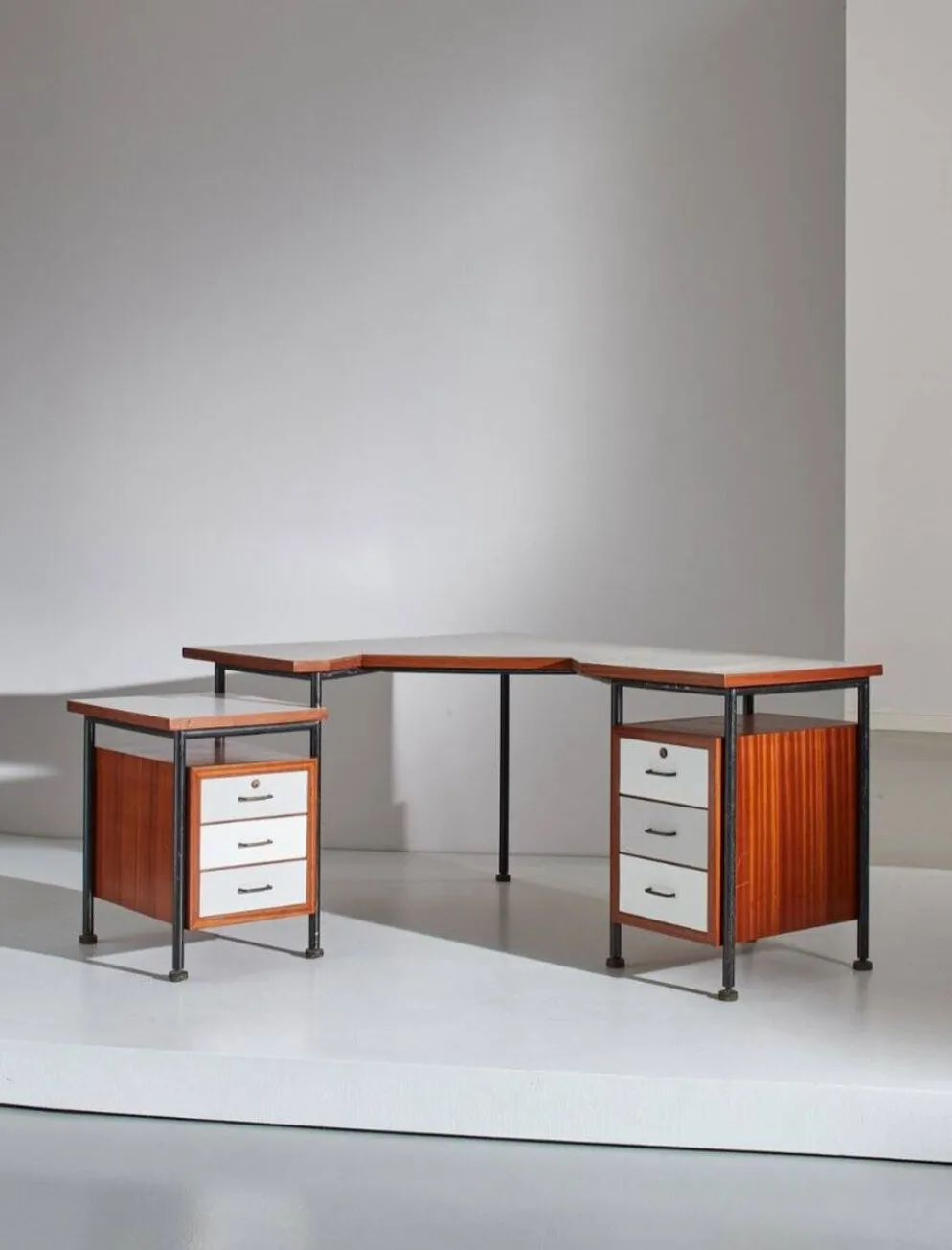 Bureau d'angle en métal peint, bois, formica et laiton par Sergio Coradeschi, années 1950.
