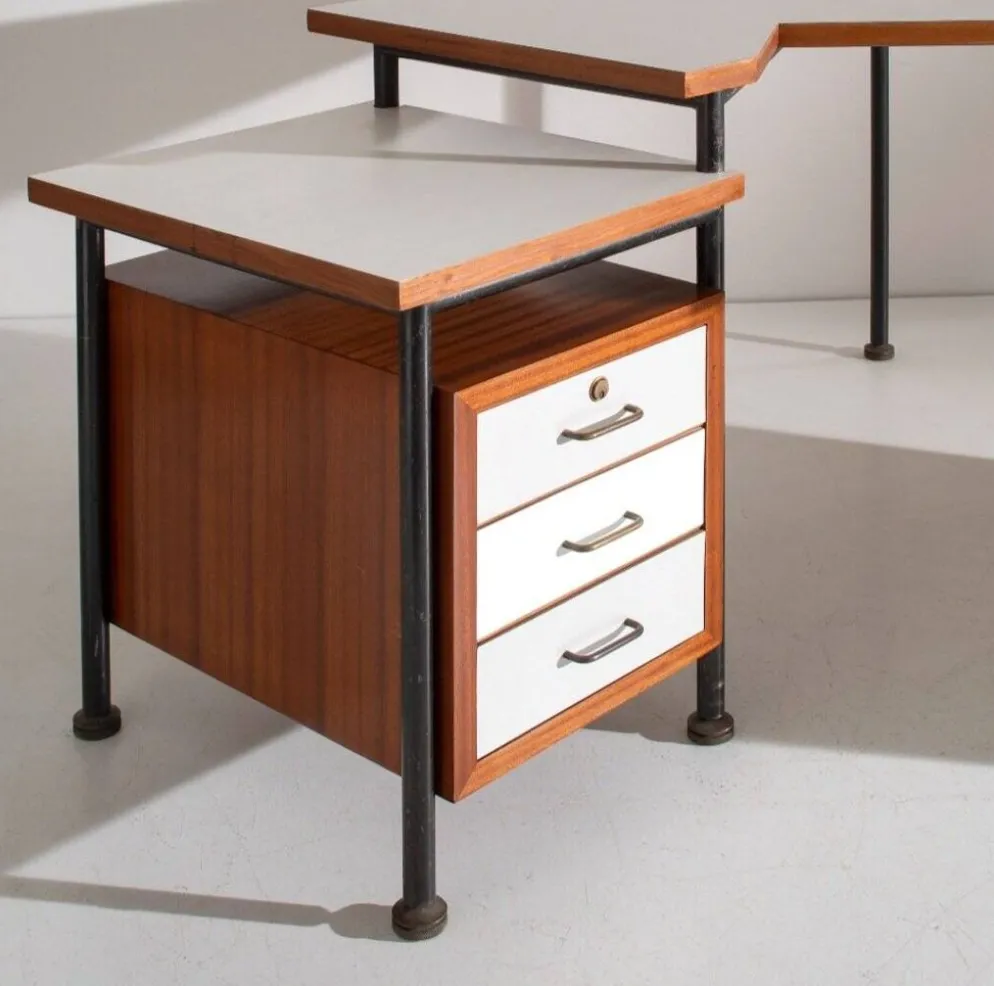 Bureau d'angle en métal peint, bois, formica et laiton par Sergio Coradeschi, années 1950.