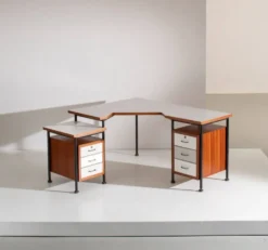 Bureau d'angle en métal peint, bois, formica et laiton par Sergio Coradeschi, années 1950.