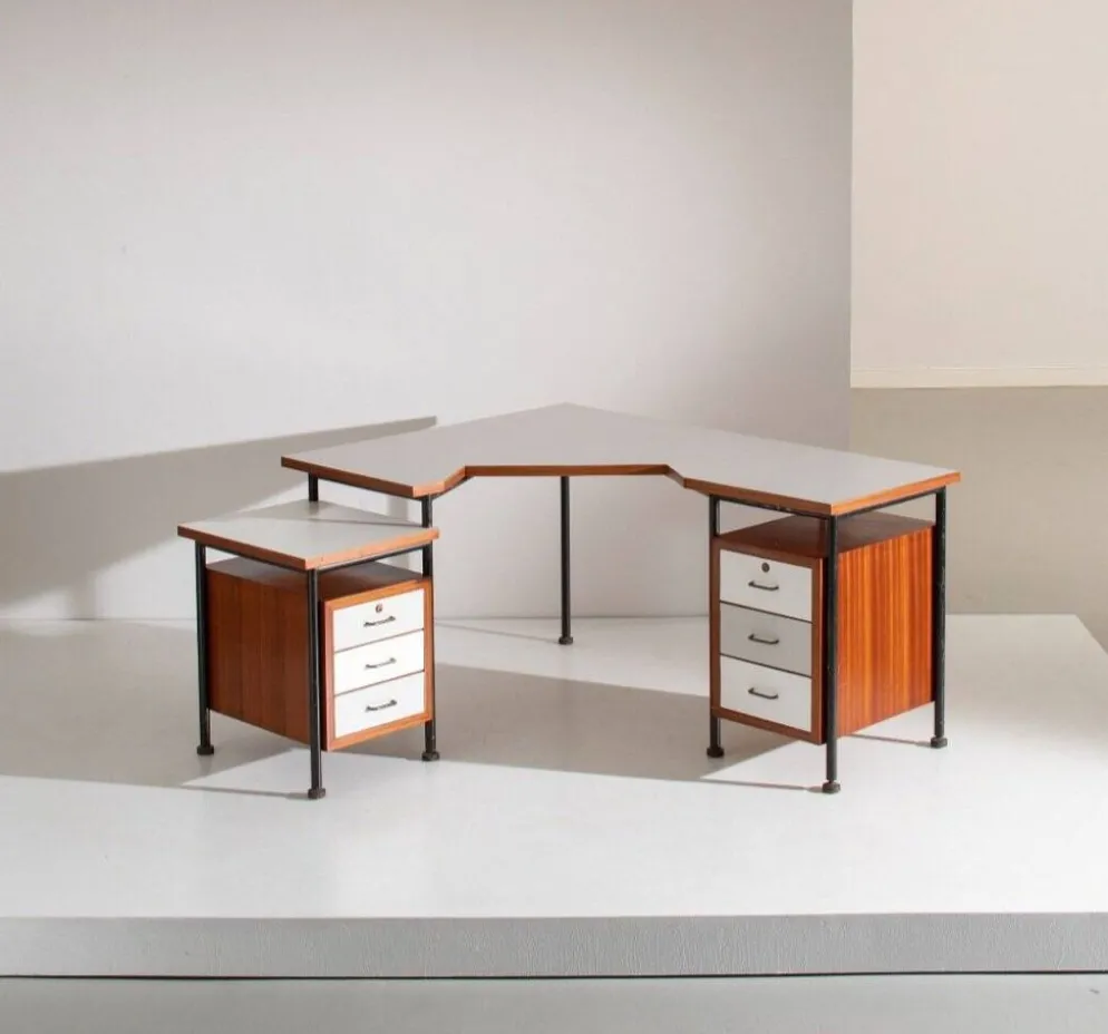 Bureau d'angle en métal peint, bois, formica et laiton par Sergio Coradeschi, années 1950.