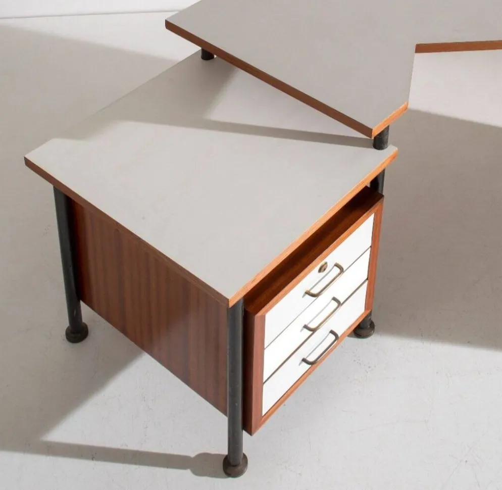 Bureau d'angle en métal peint, bois, formica et laiton par Sergio Coradeschi, années 1950.