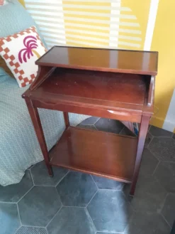 Bureau d’appoint vintage en bois massif – Ateliers Berniolles (Réf. 386)