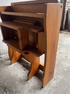 Bureau d’école pliant vintage en bois avec banc – années 1960