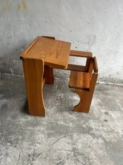 Bureau d’école pliant vintage en bois avec banc – années 1960