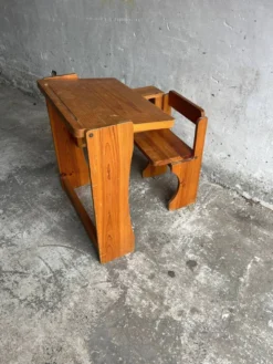 Bureau d’école pliant vintage en bois avec banc – années 1960