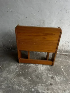 Bureau d’école pliant vintage en bois avec banc – années 1960