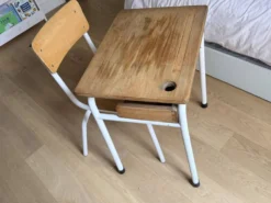 Bureau d’écolier ancien avec chaise