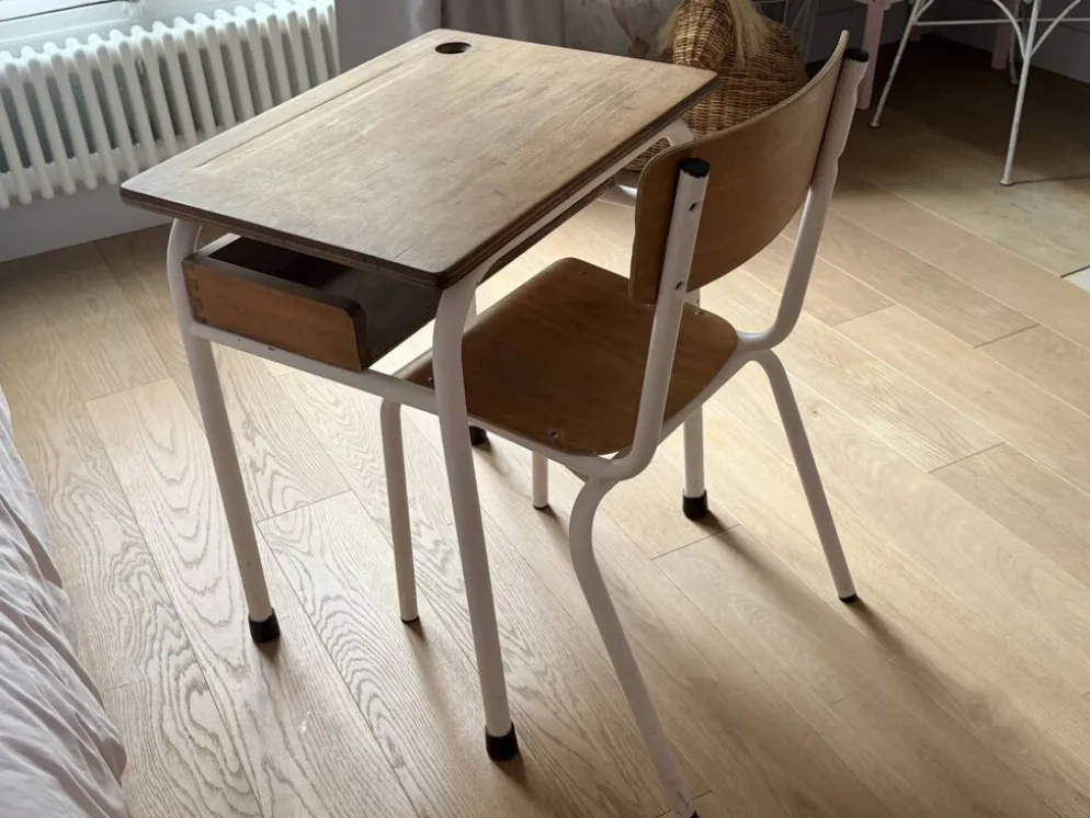 Bureau d’écolier ancien avec chaise