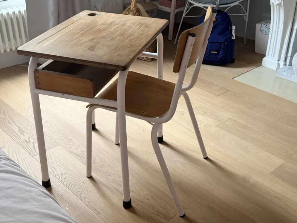 Bureau d’écolier ancien avec chaise