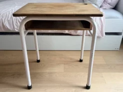 Bureau d’écolier ancien avec chaise