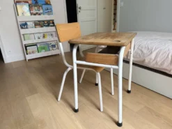 Bureau d’écolier ancien avec chaise