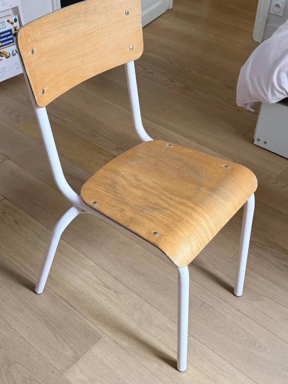 Bureau d’écolier ancien avec chaise