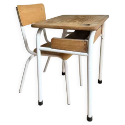 Bureau d’écolier ancien avec chaise