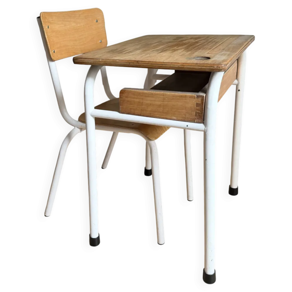 Bureau d’écolier ancien avec chaise