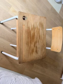 Bureau d’écolier ancien avec chaise