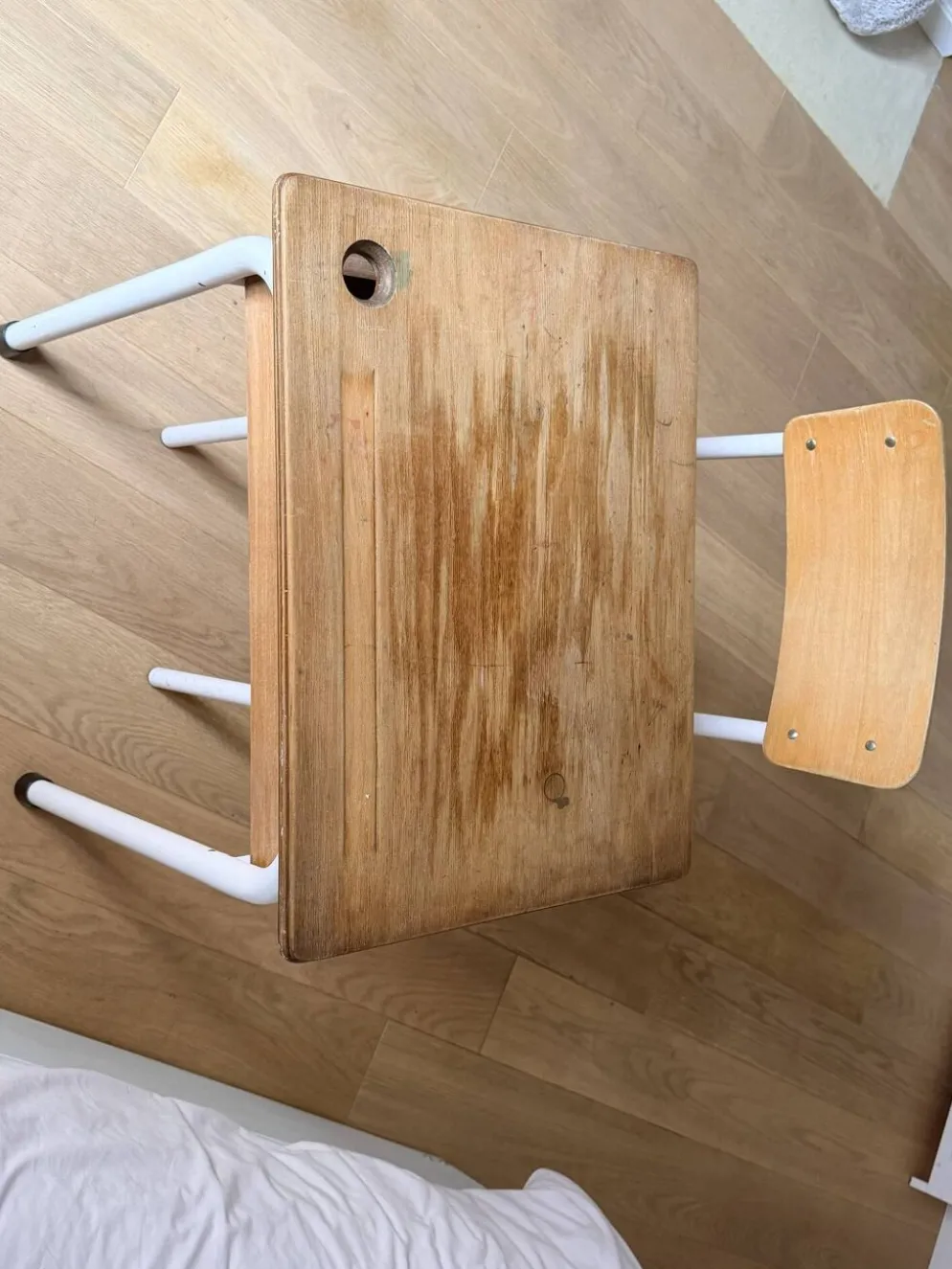 Bureau d’écolier ancien avec chaise