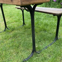 Bureau d’écolier ancien en bois et fonte