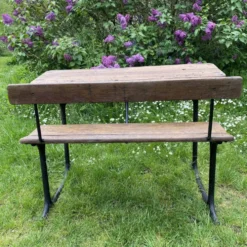 Bureau d’écolier ancien en bois et fonte