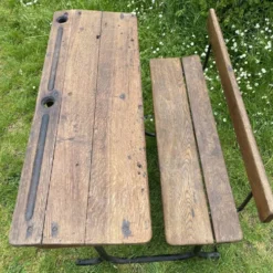 Bureau d’écolier ancien en bois et fonte