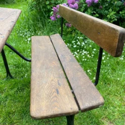 Bureau d’écolier ancien en bois et fonte