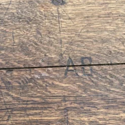 Bureau d’écolier ancien en bois et fonte