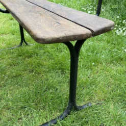 Bureau d’écolier ancien en bois et fonte